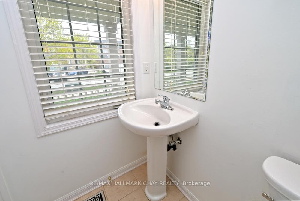 73 Kidd Crescent photo 5