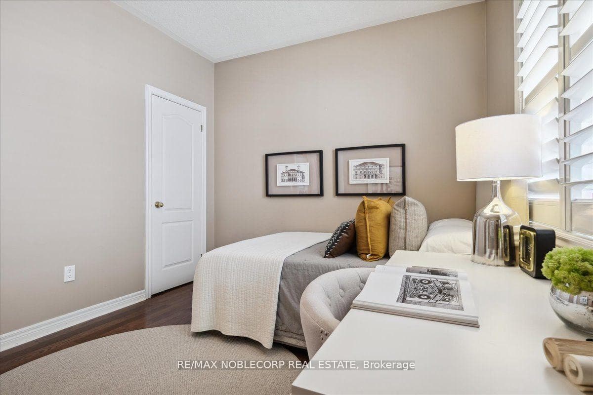 17 Aristocrat Road photo 25