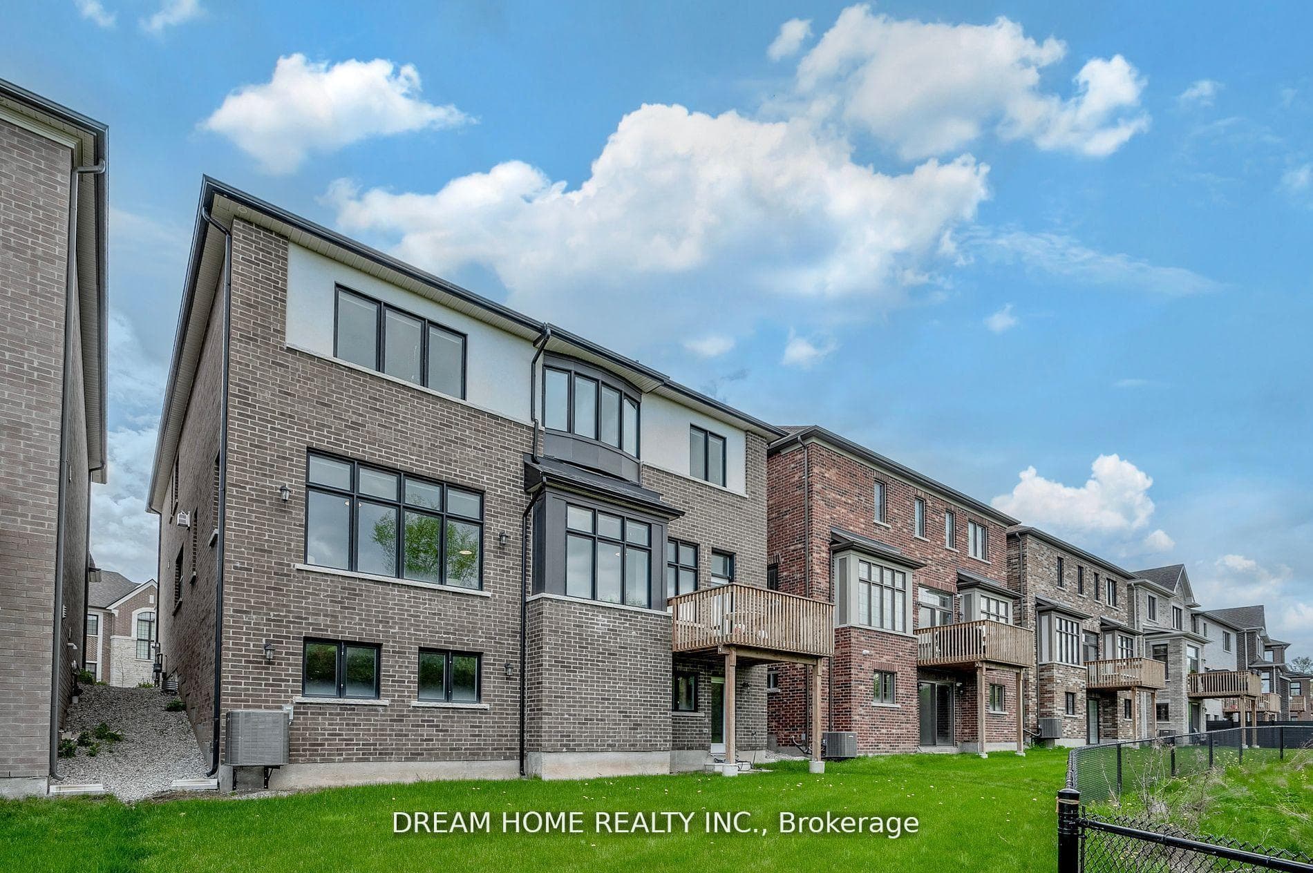 1420 Ford Strathy Crescent photo 37