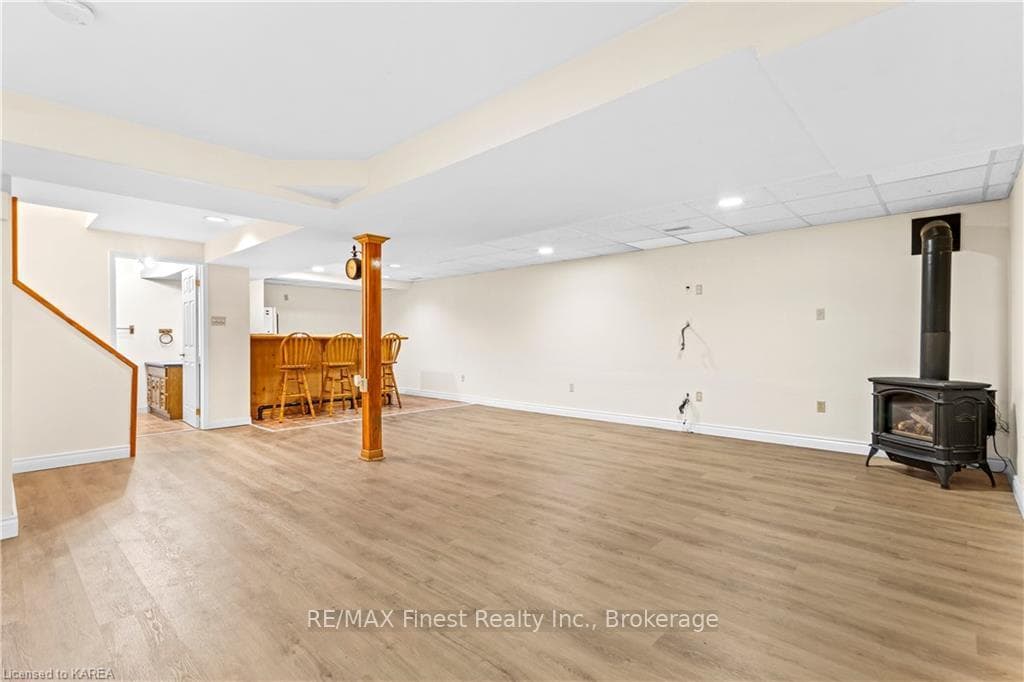 255 FRIARHILL Crescent photo 32