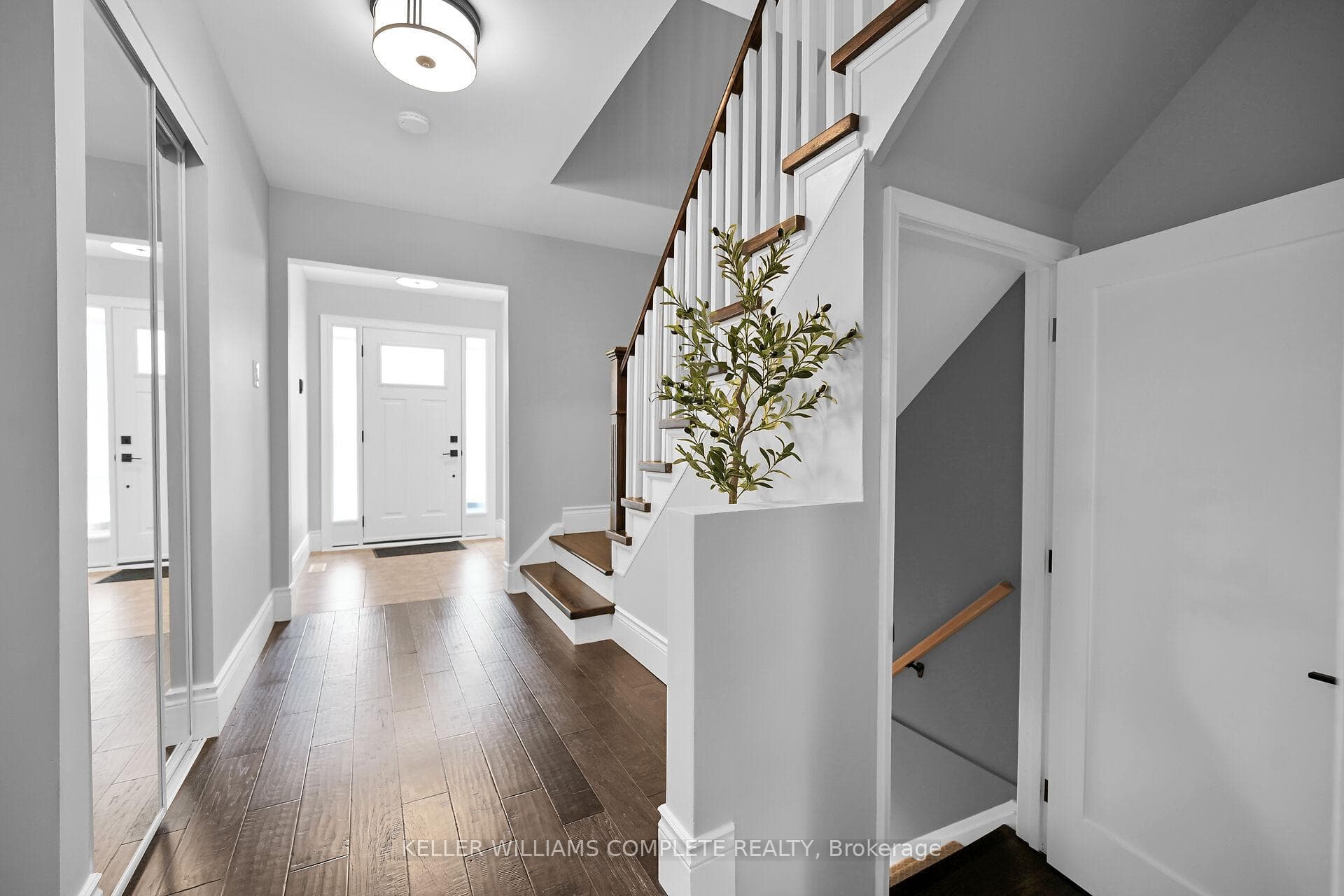 1550 Newlands Crescent Unit 10 photo 4