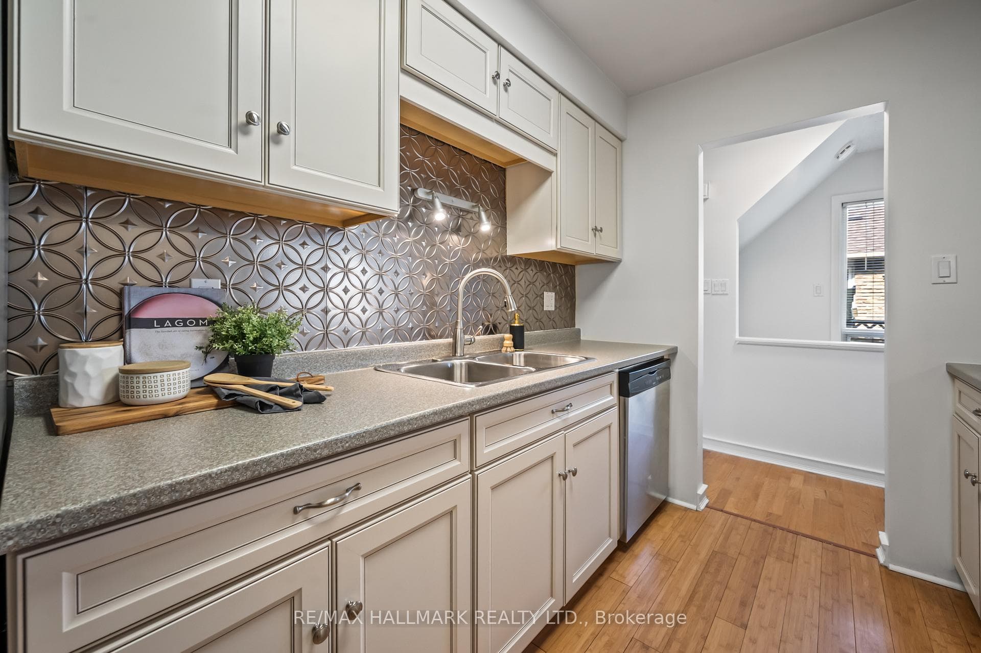 622 Dorchester Drive photo 9