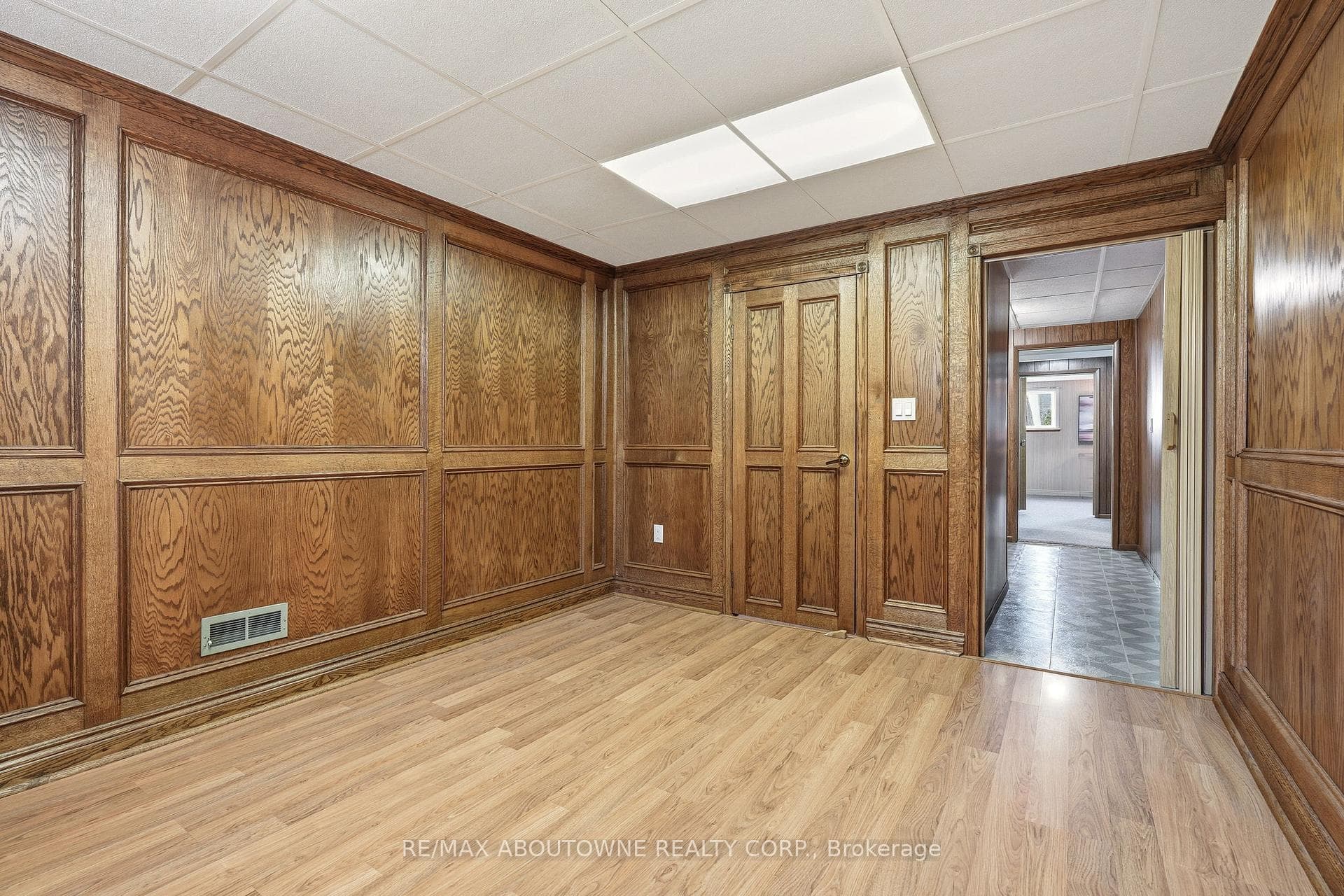 671 Woodview Road photo 37