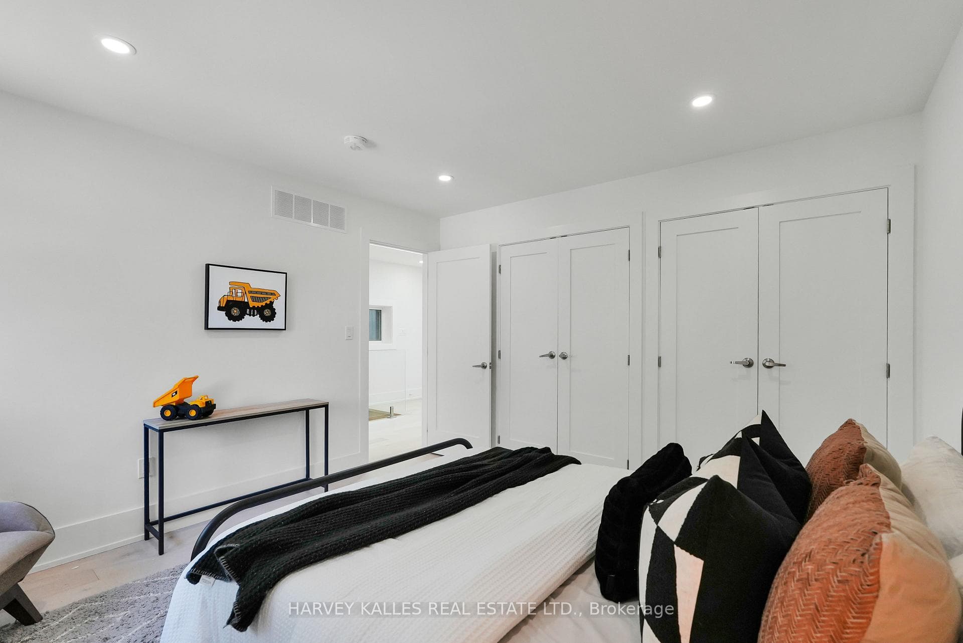 253 Albany Avenue photo 39