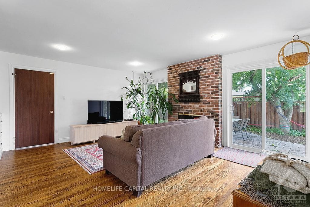 2078 THISTLE Crescent photo 11
