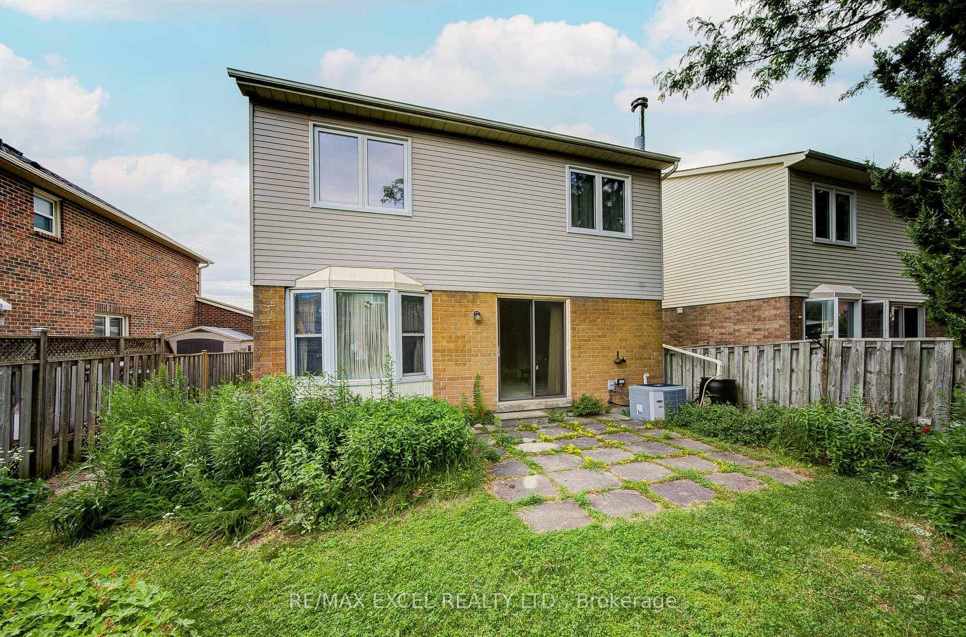 74 Holmbush Crescent photo 49
