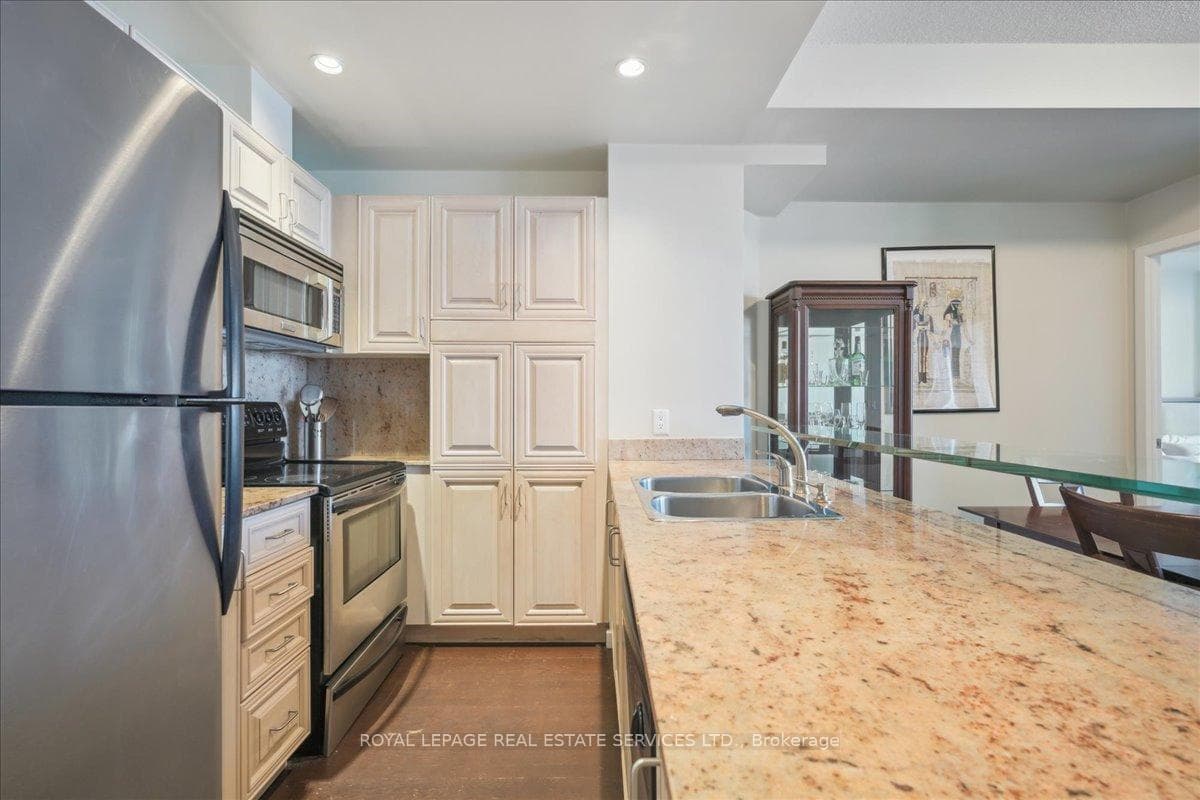 218 Queens Quay Unit 1007 photo 17