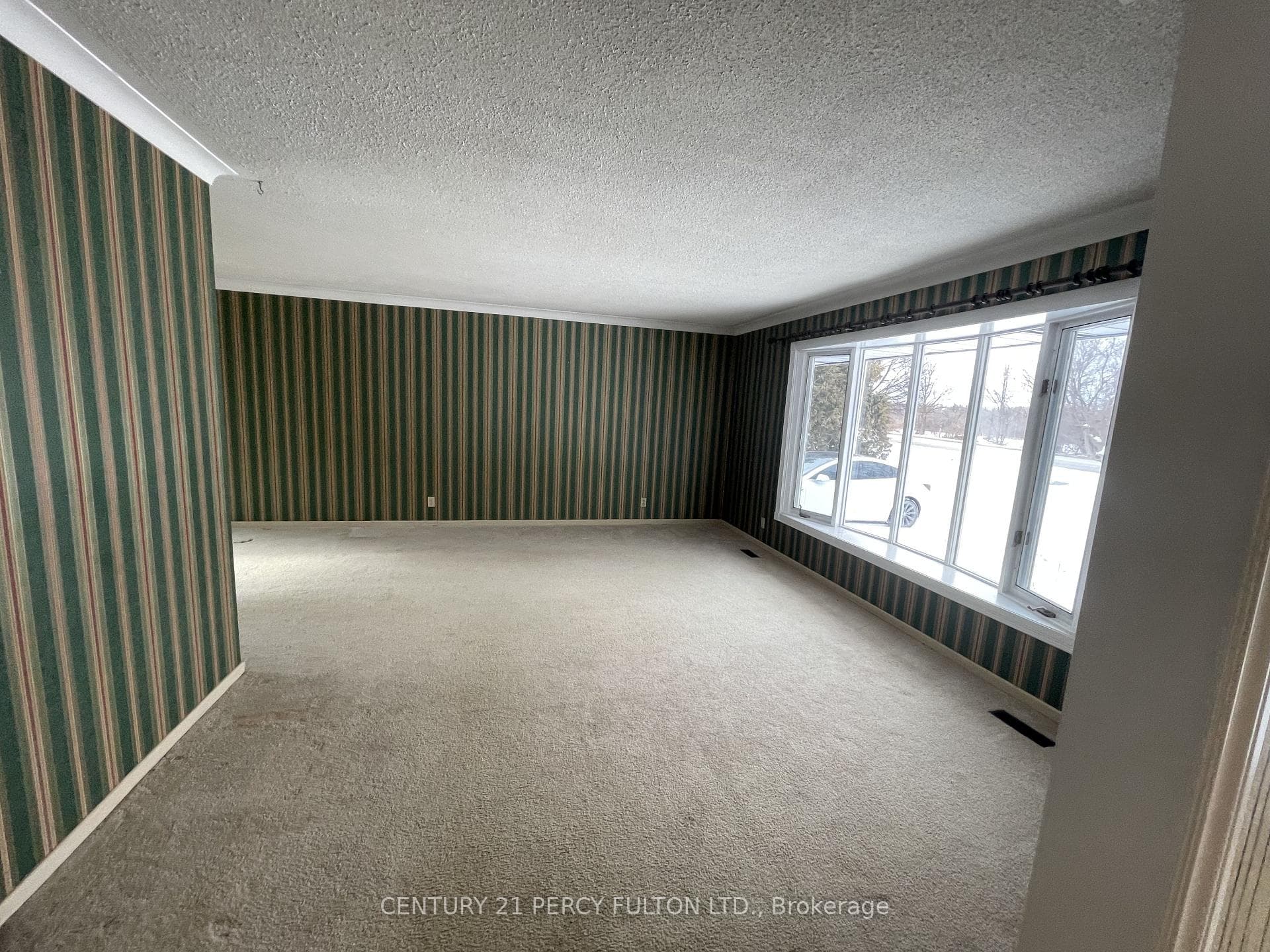10208 Tenth Line photo 5