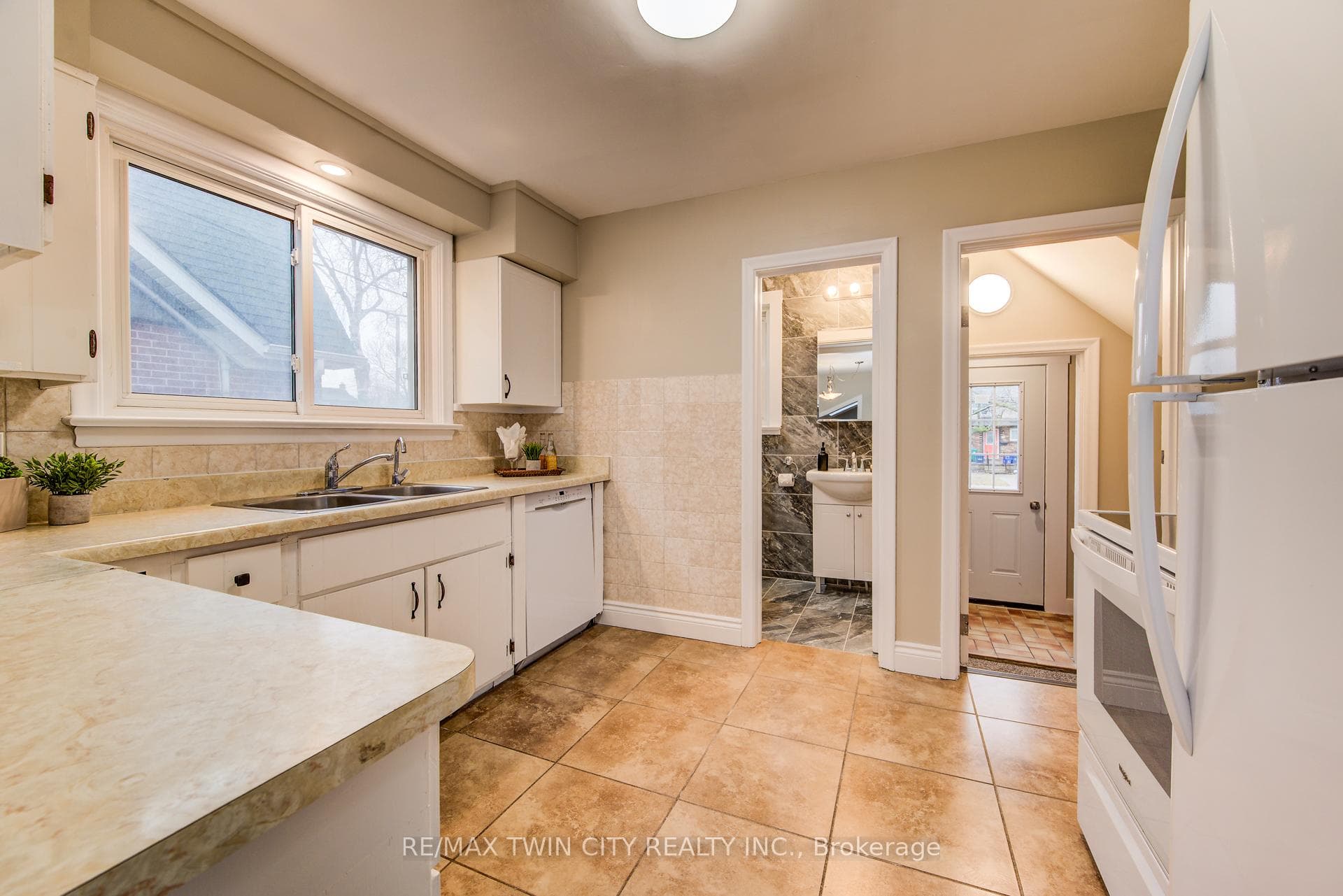 483 Ephraim Street photo 17