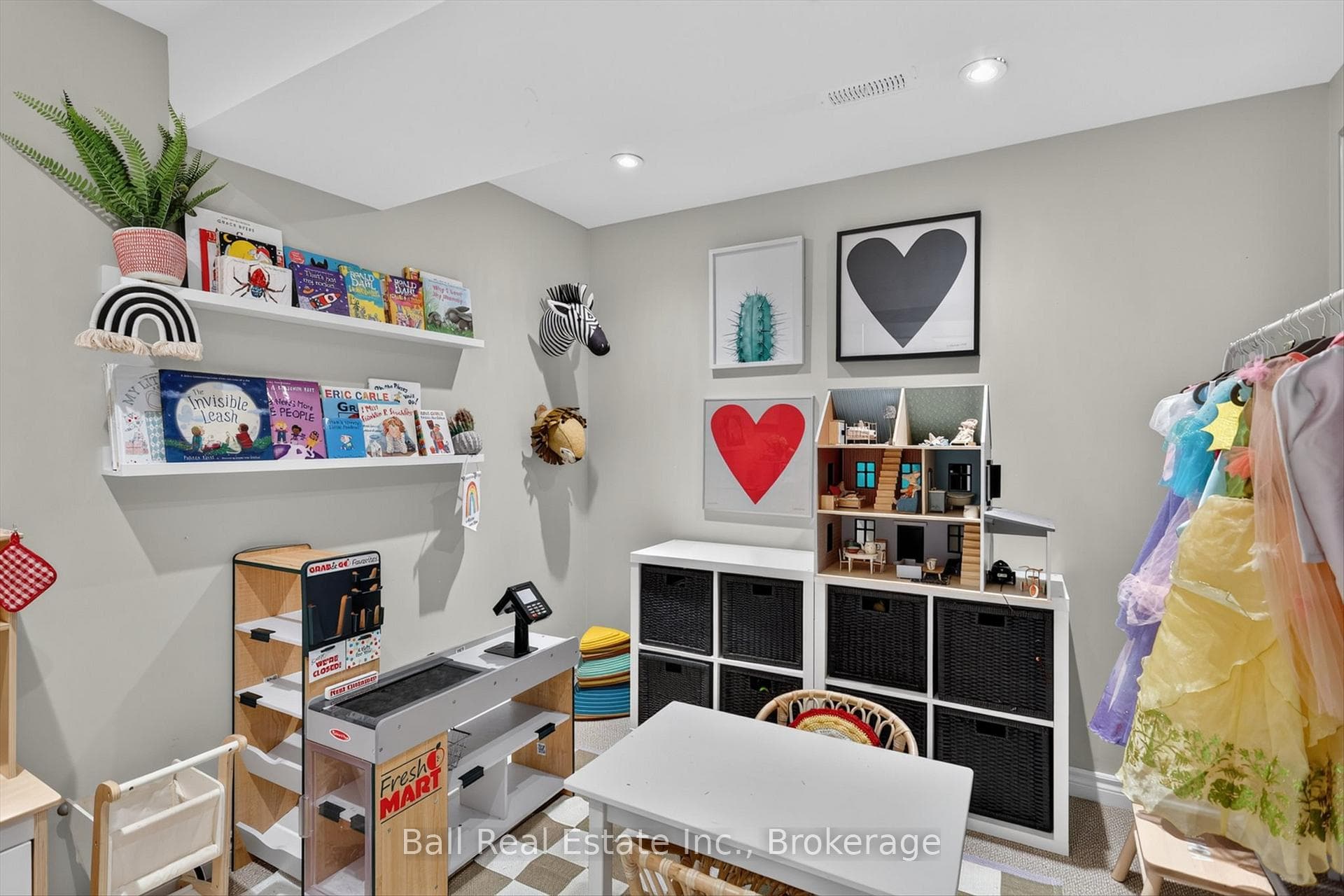 244 Lorne Court photo 34