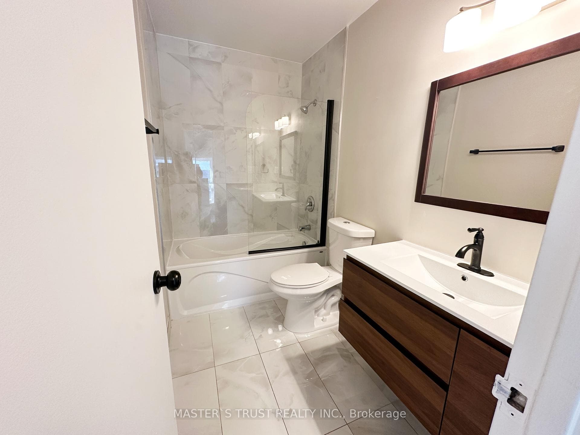 802 Greenfield Crescent photo 14