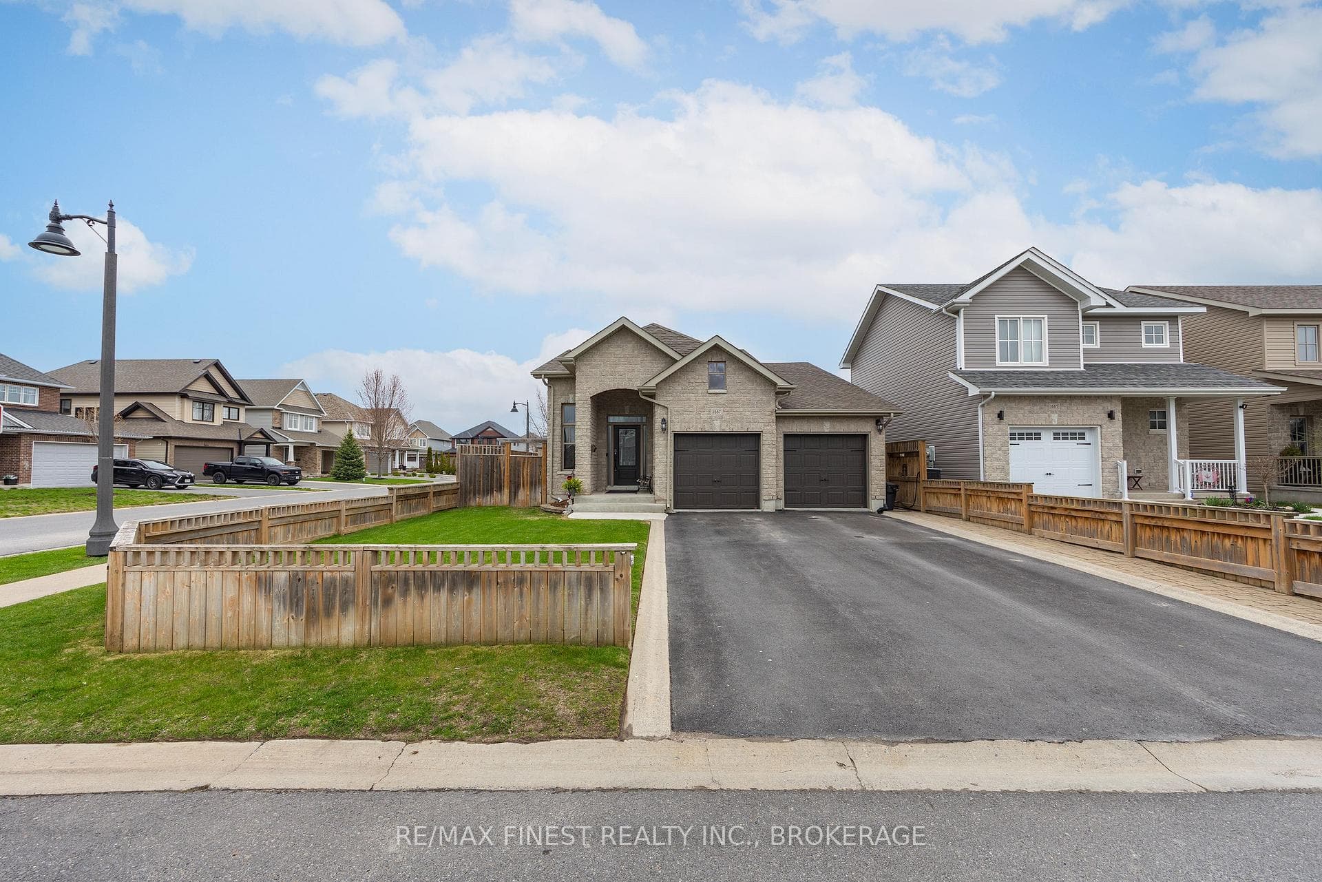 1667 Crimson Crescent photo 2