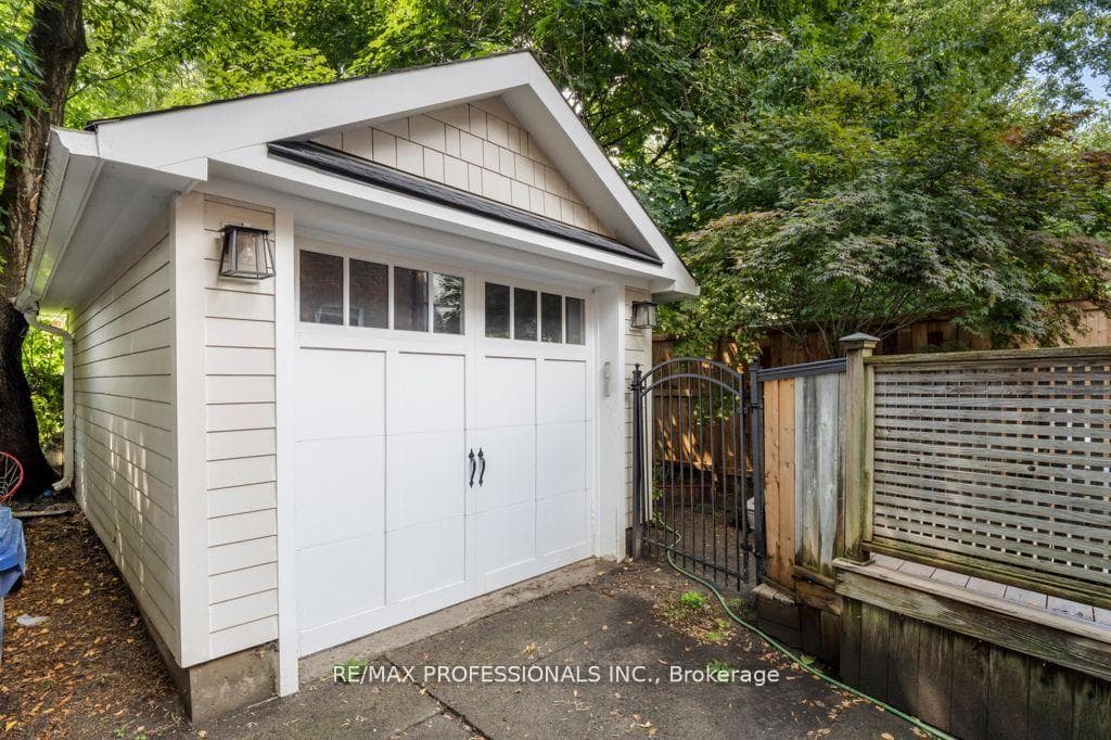 476 Runnymede Road photo 31