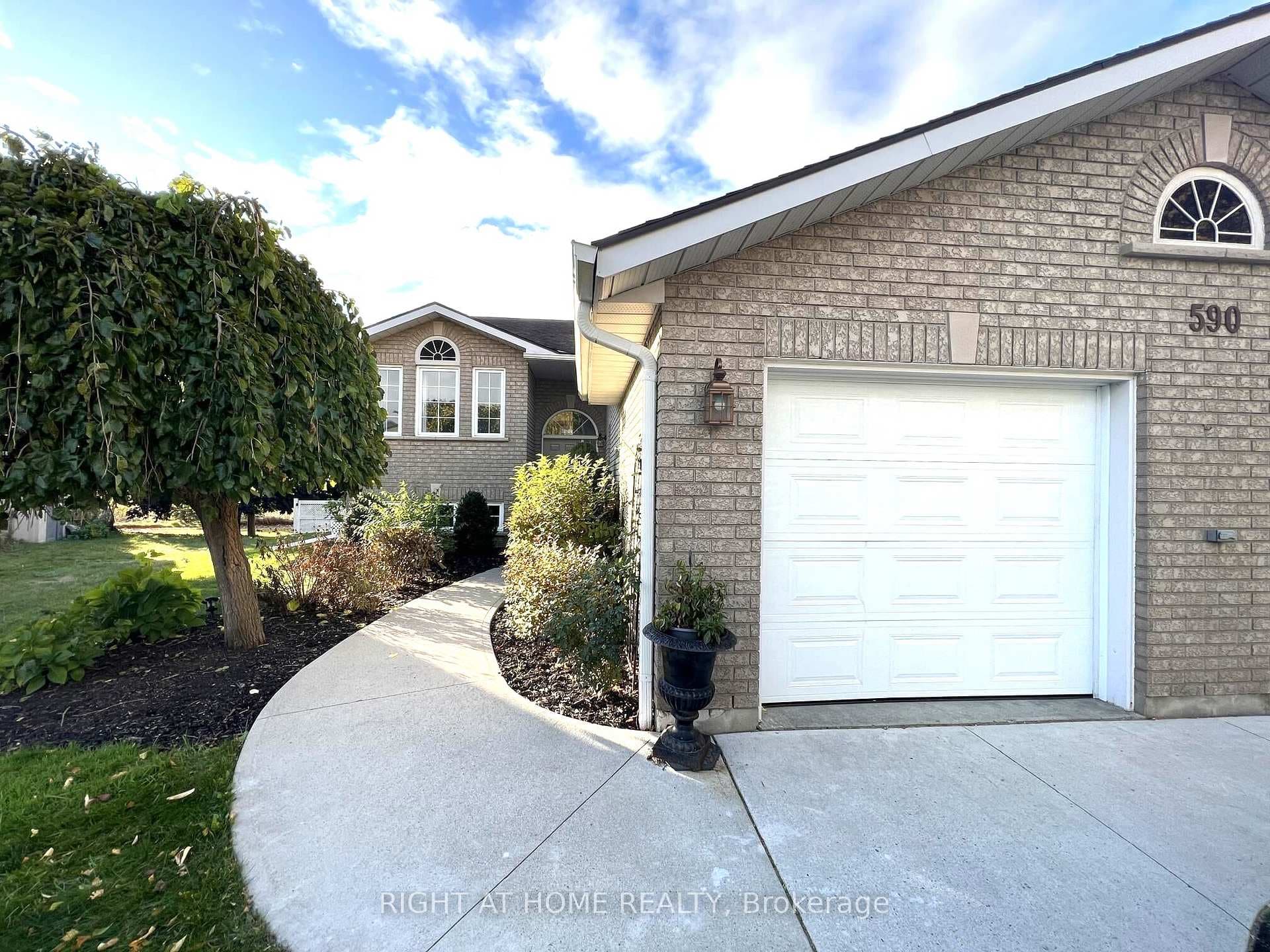 590 Arbour Crescent photo 3