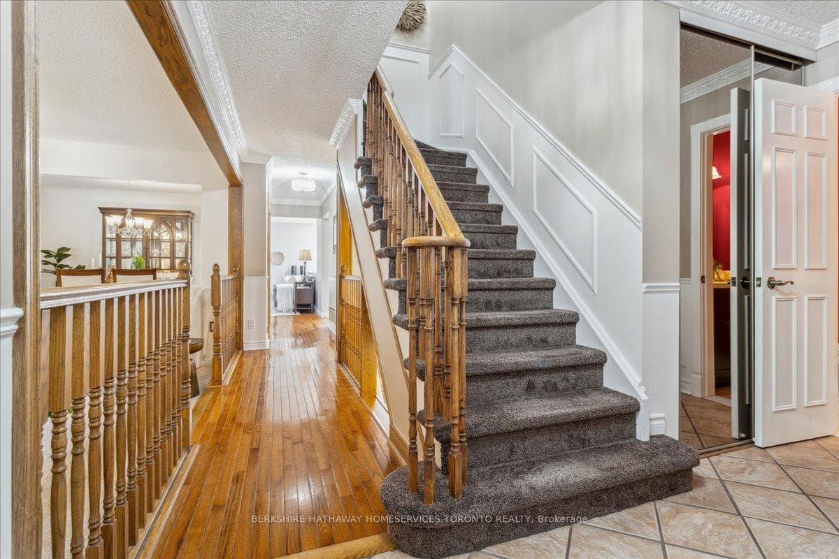 6874 Hickling Crescent photo 22
