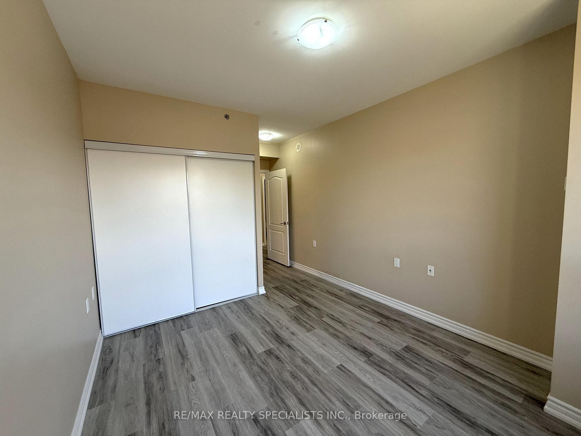 830 Scollard Court Unit 305 photo 27