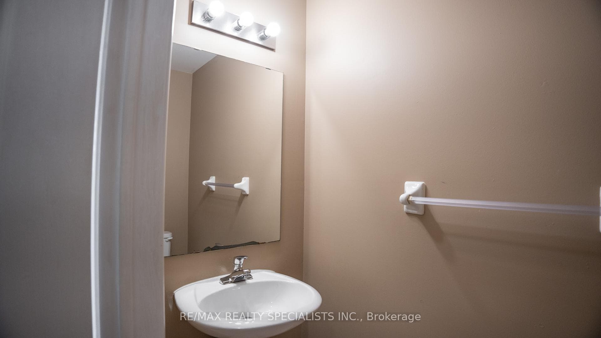 943 Khan Crescent photo 9