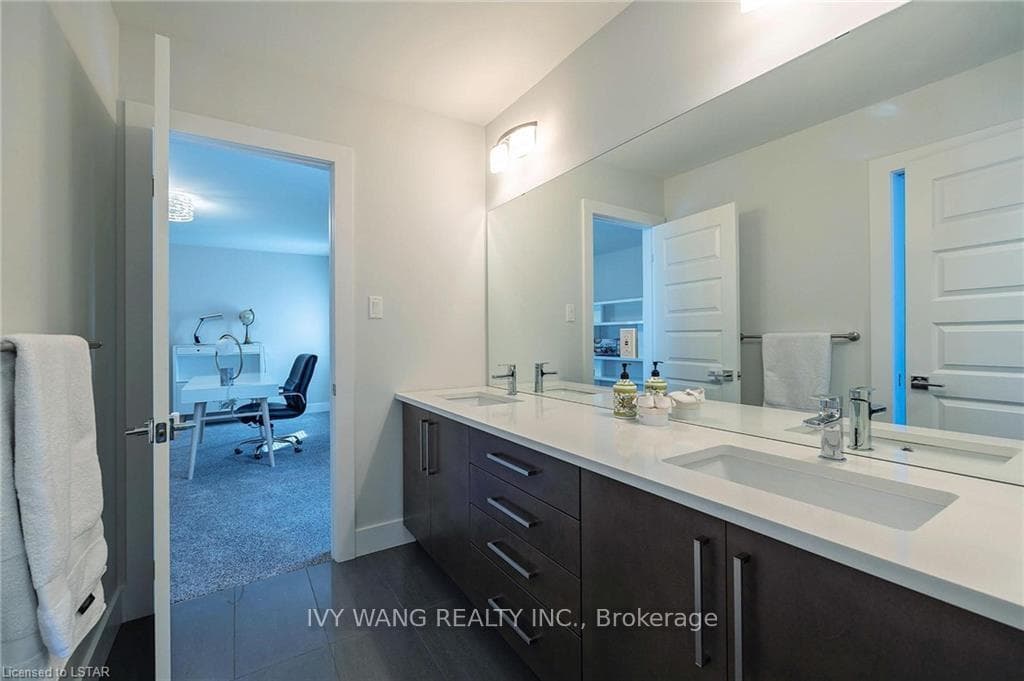 1387 DYER Crescent photo 32