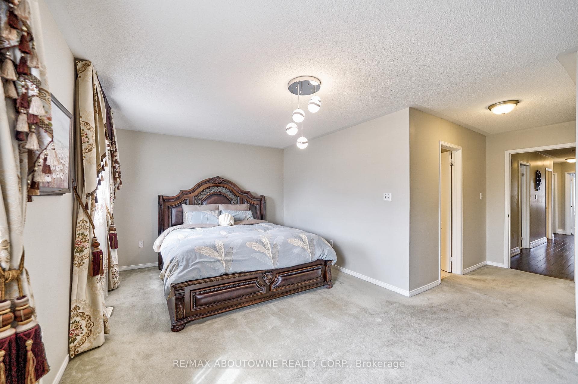 6098 Rowers Crescent photo 17