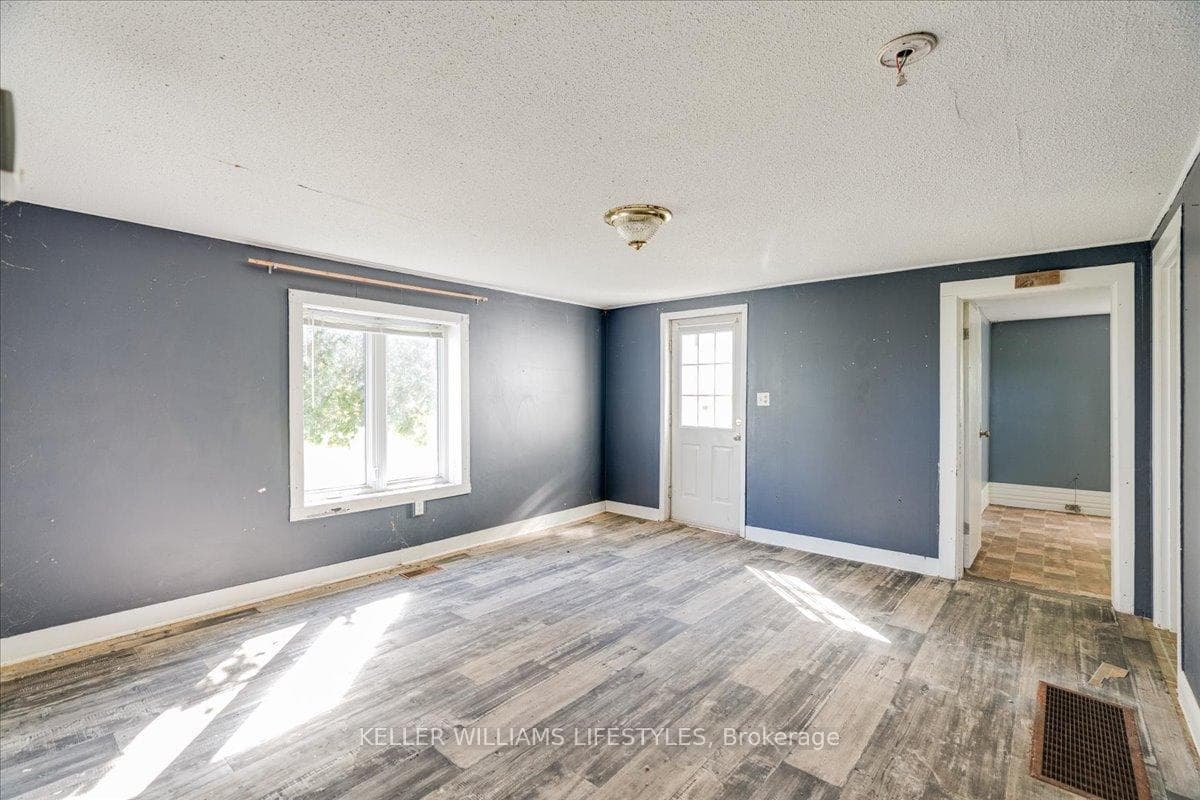 6079 Longwoods Road photo 7