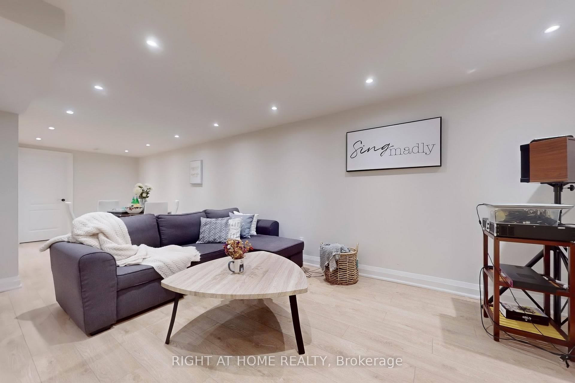 1588 Summergrove Crescent photo 32