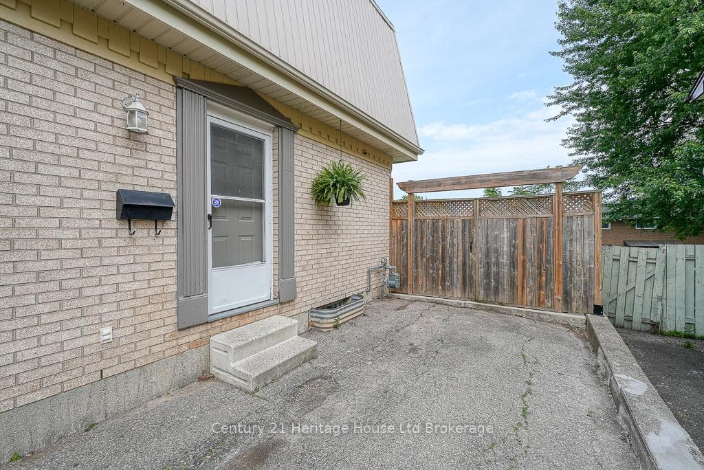 1003 B Nesbitt Crescent photo 5
