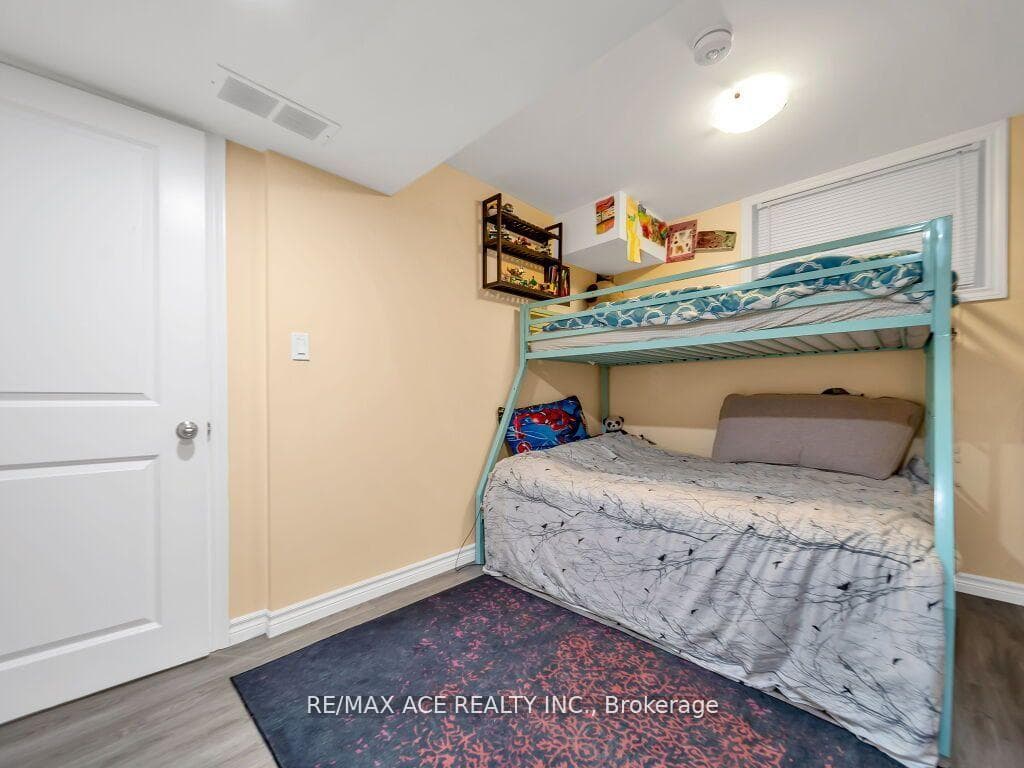 160 Kemp Crescent photo 33