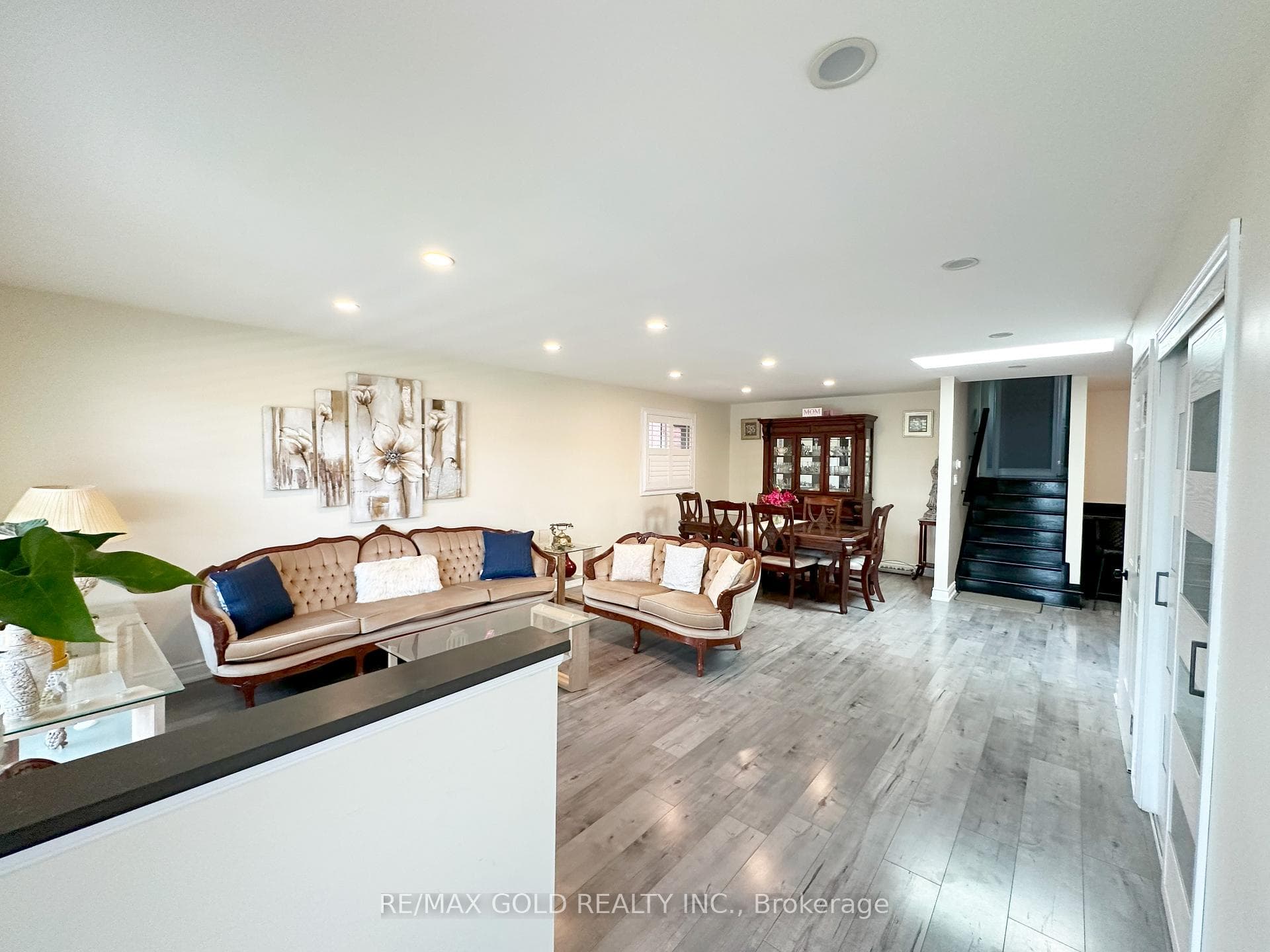 95 Leggett Crescent photo 2