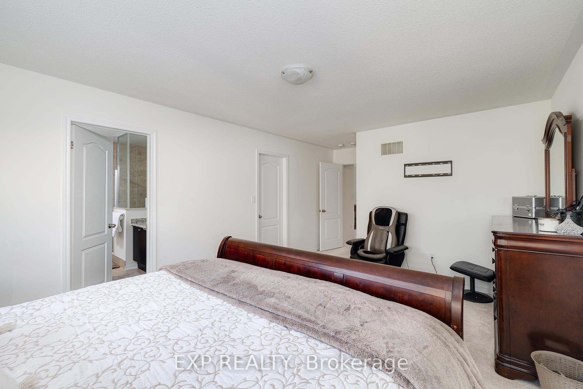 2344 Equestrian Crescent photo 18