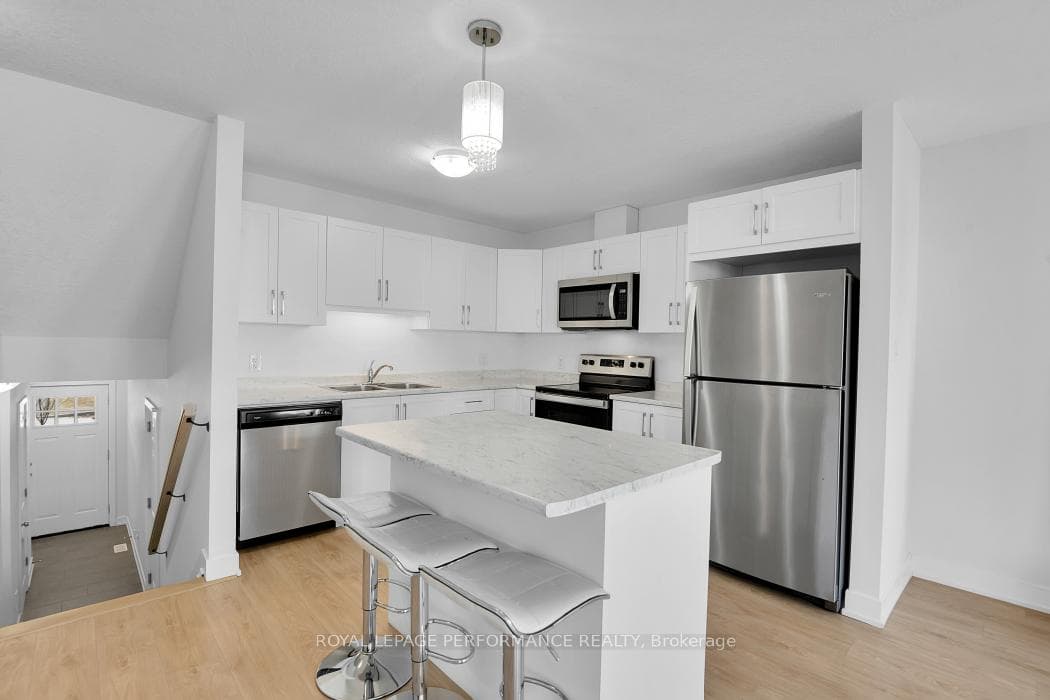 30 WHITCOMB Crescent photo 10