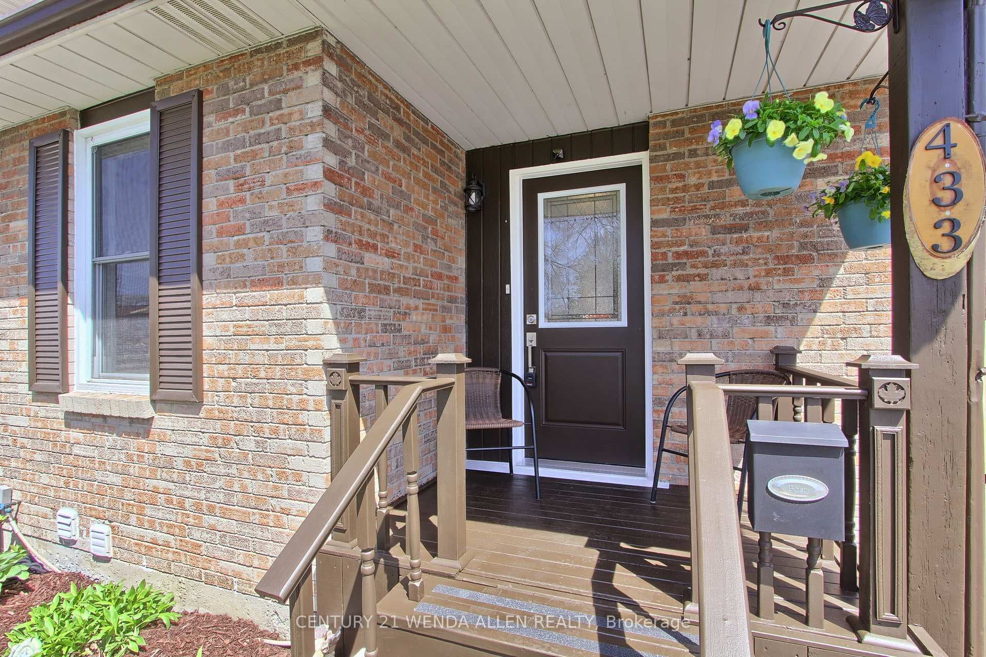 433 Bristol Crescent photo 1