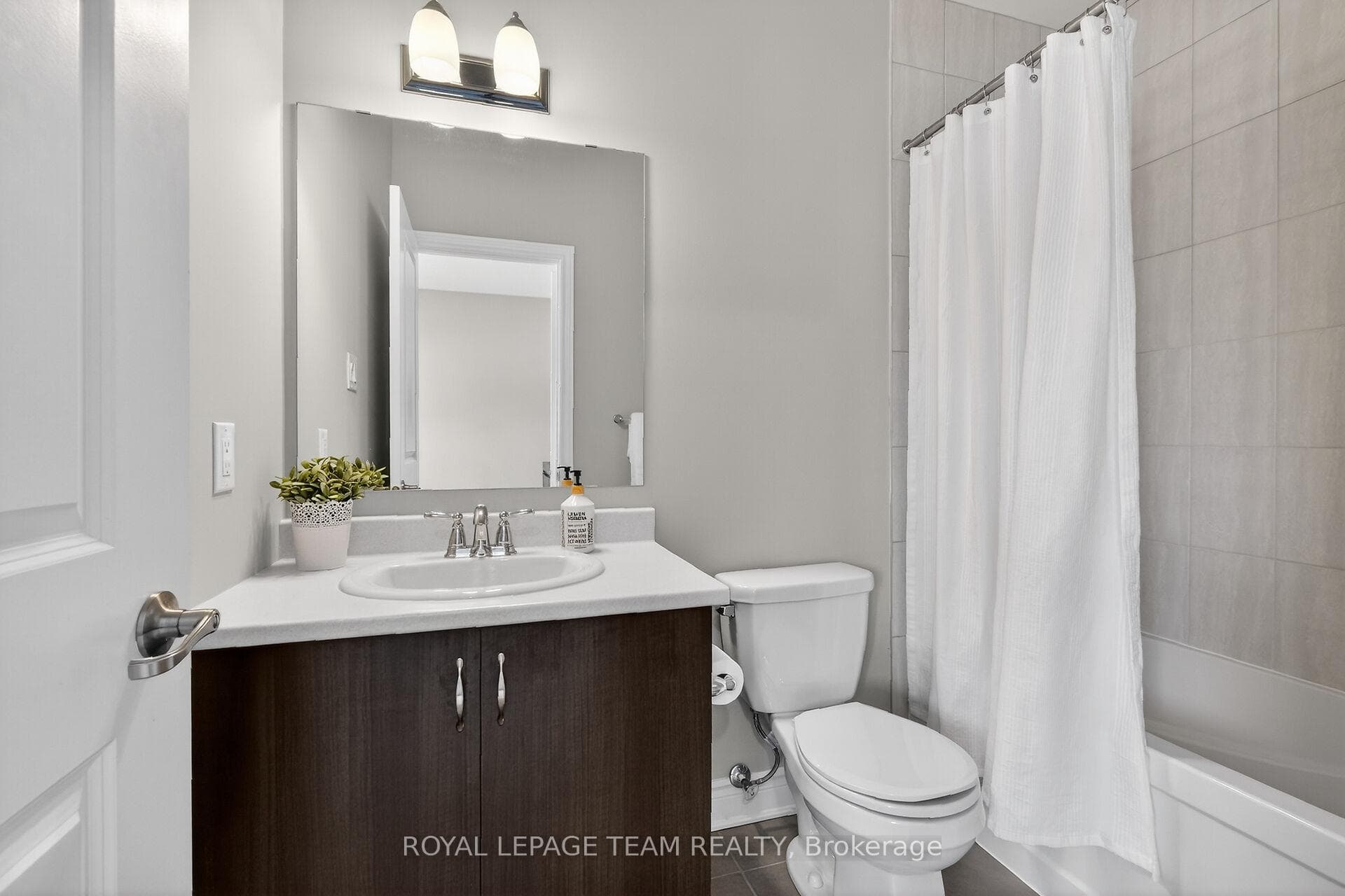 Ensuite for 2nd bedrm