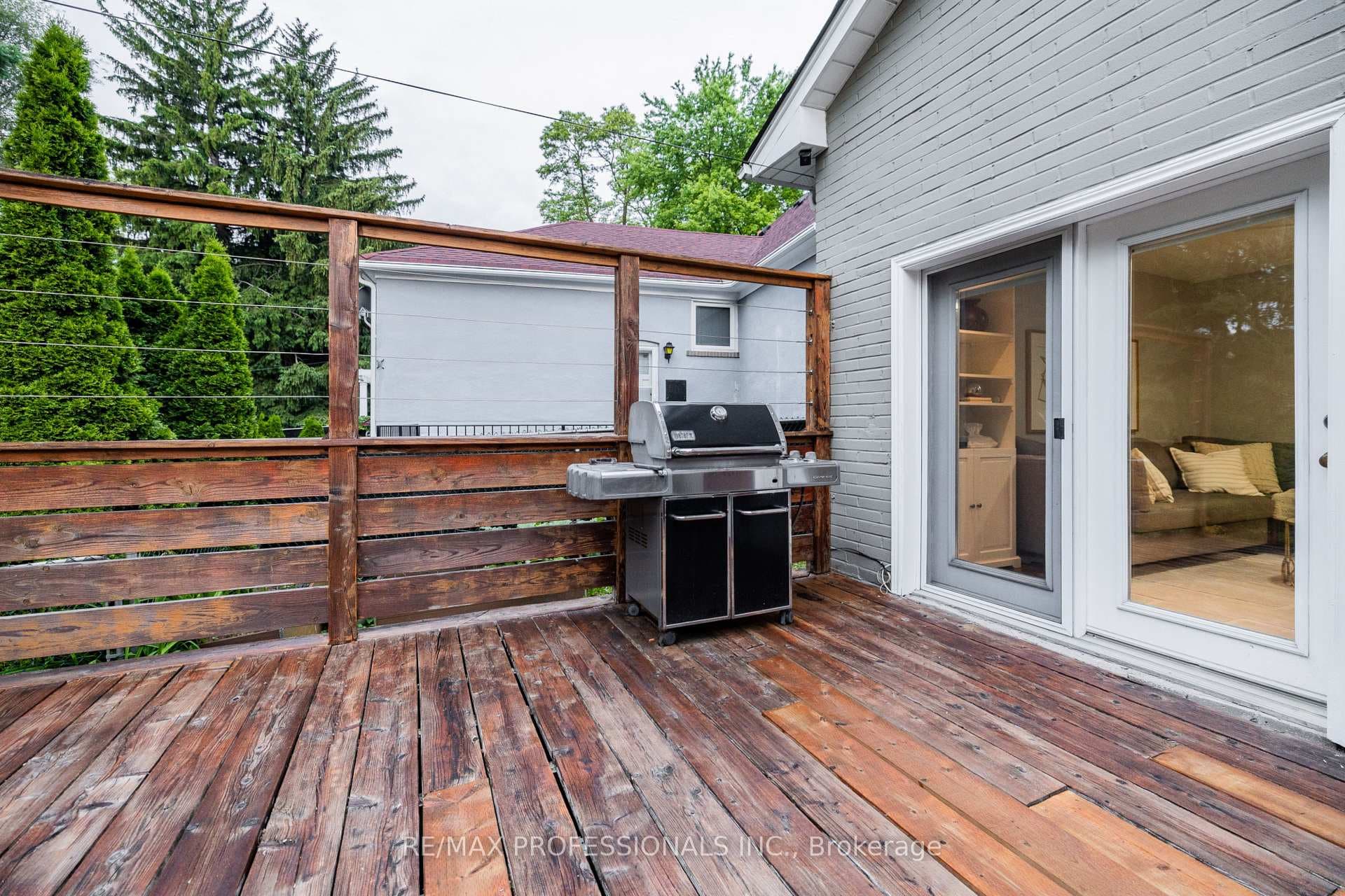 4625 Dundas Street photo 35