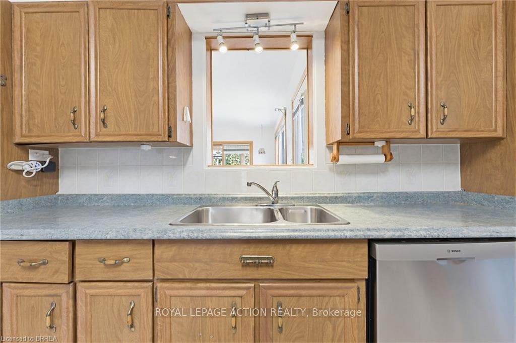 90 Henderson Avenue photo 12