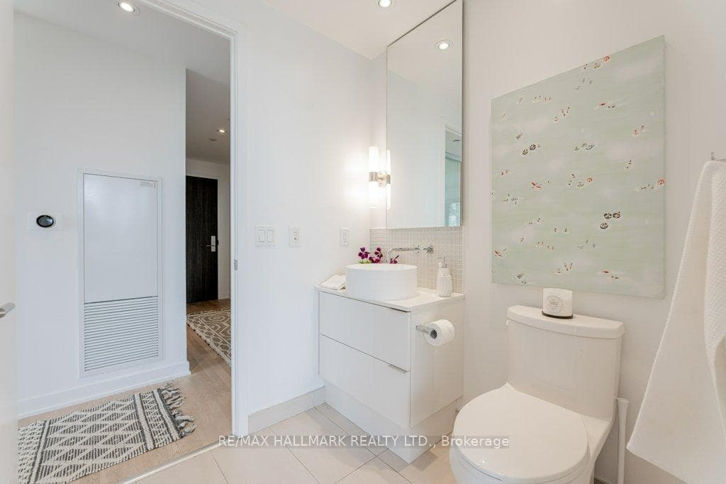 185 Roehampton Avenue Unit 910 photo 17
