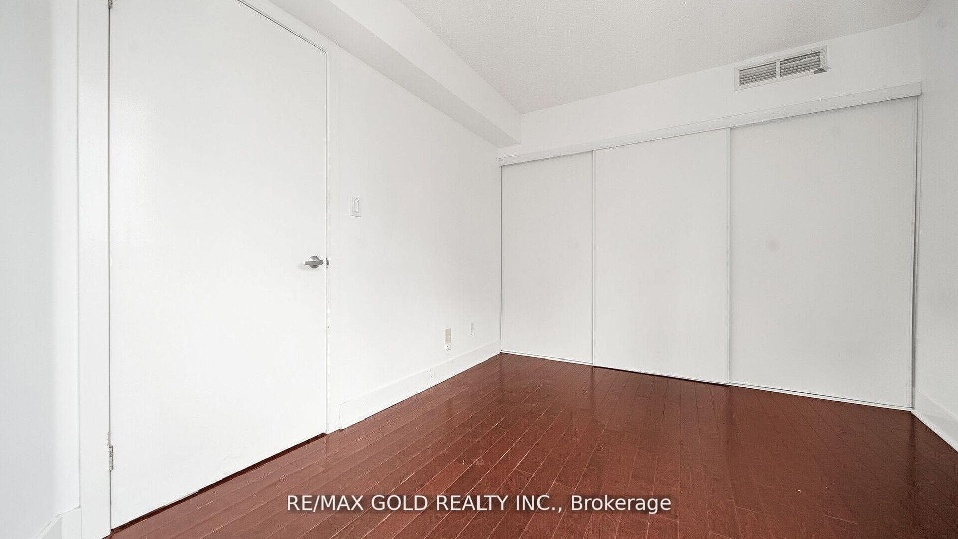 550 Queens Quay Unit 509 photo 27