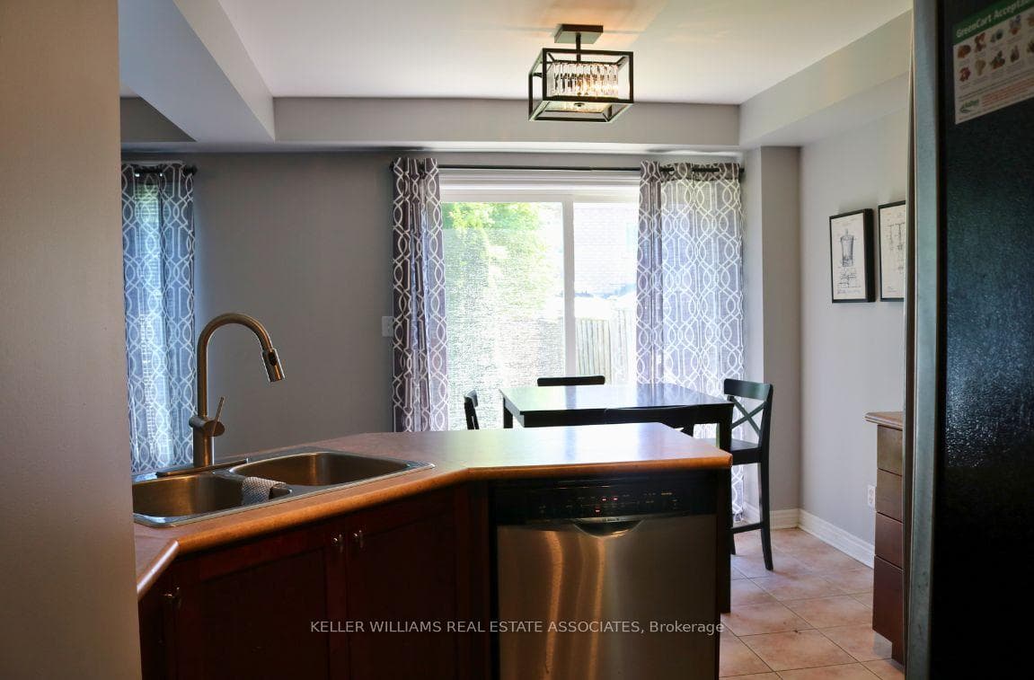 149 Mowat Crescent photo 9