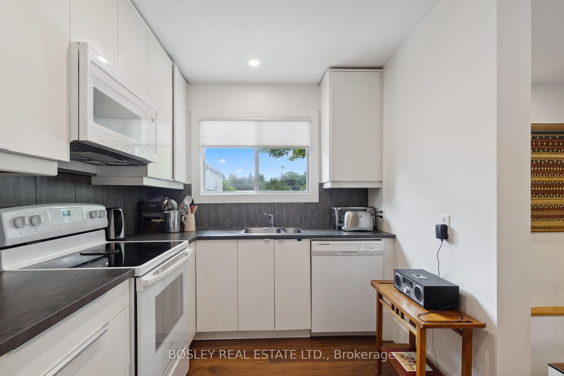32 LOUISA Street photo 15