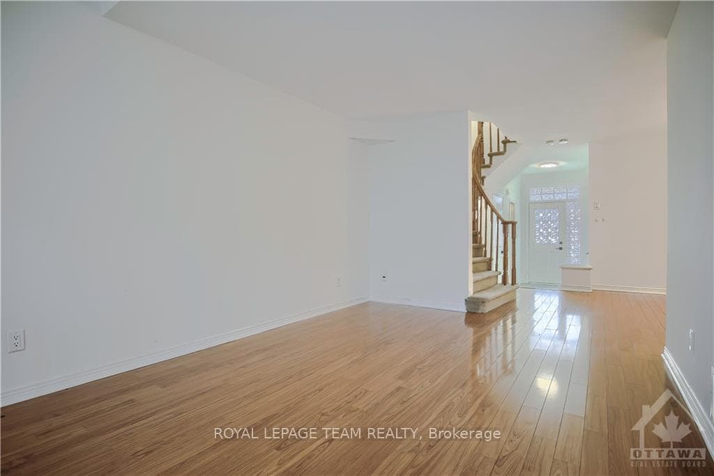 11 GRAY Crescent photo 6