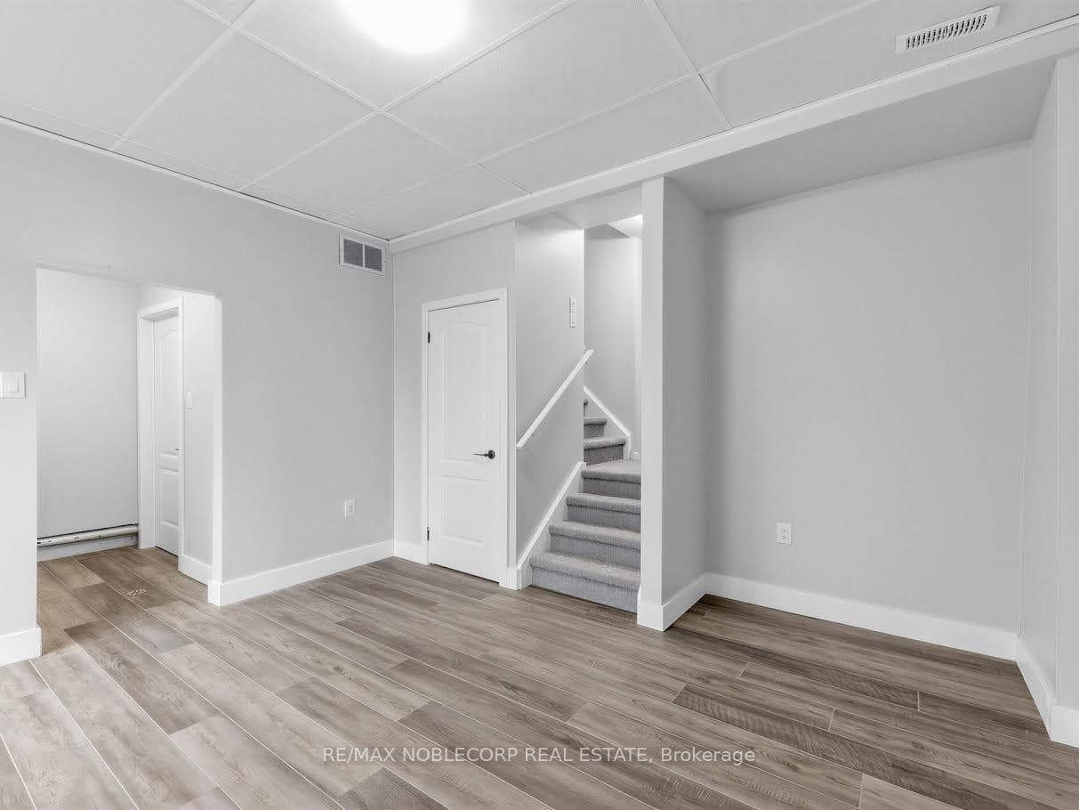 59 Scott Crescent Unit Lower photo 4