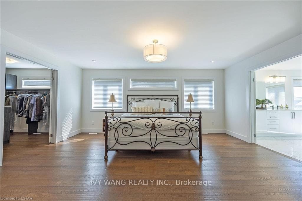 1387 DYER Crescent photo 21