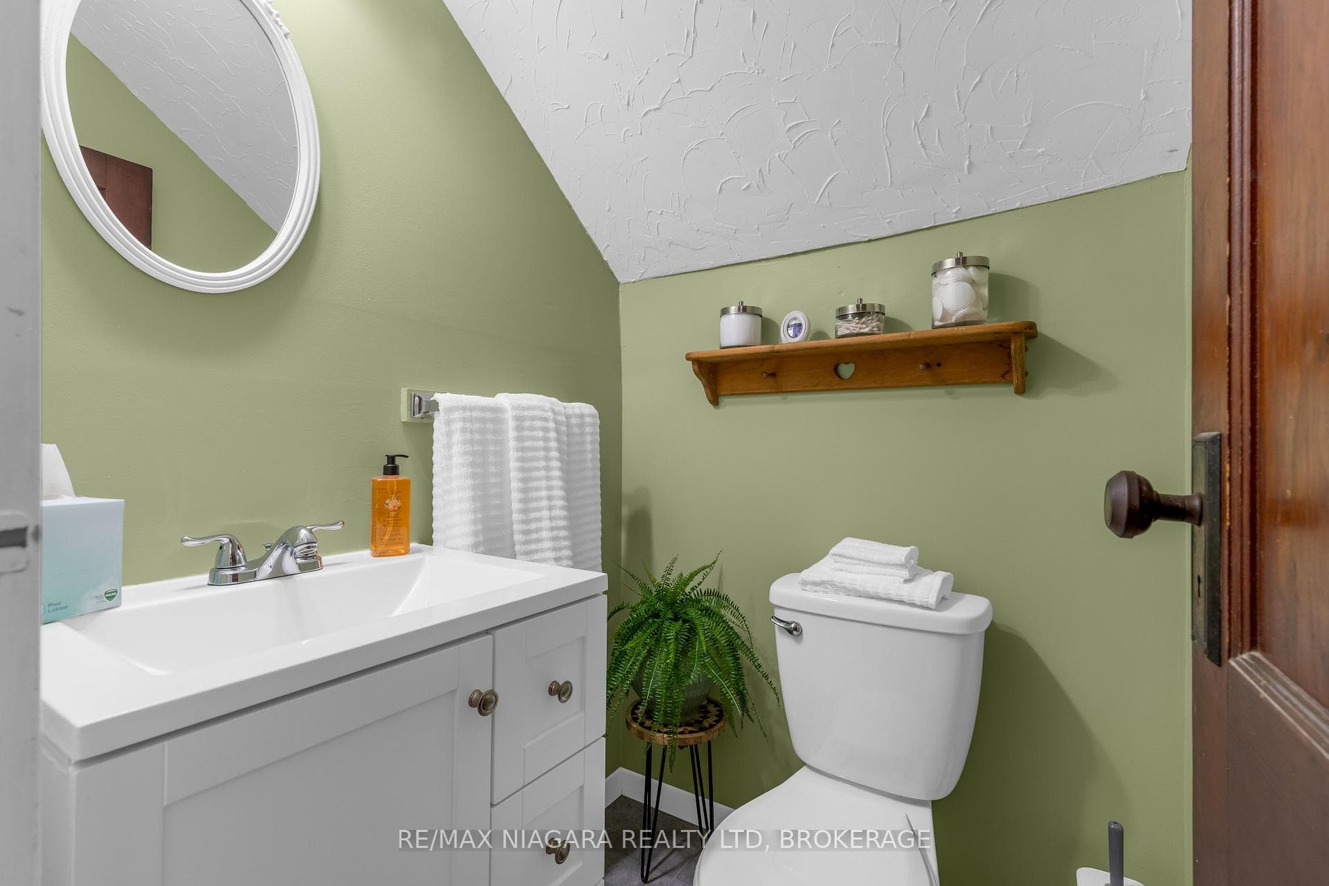 2 pce upper level bathroom