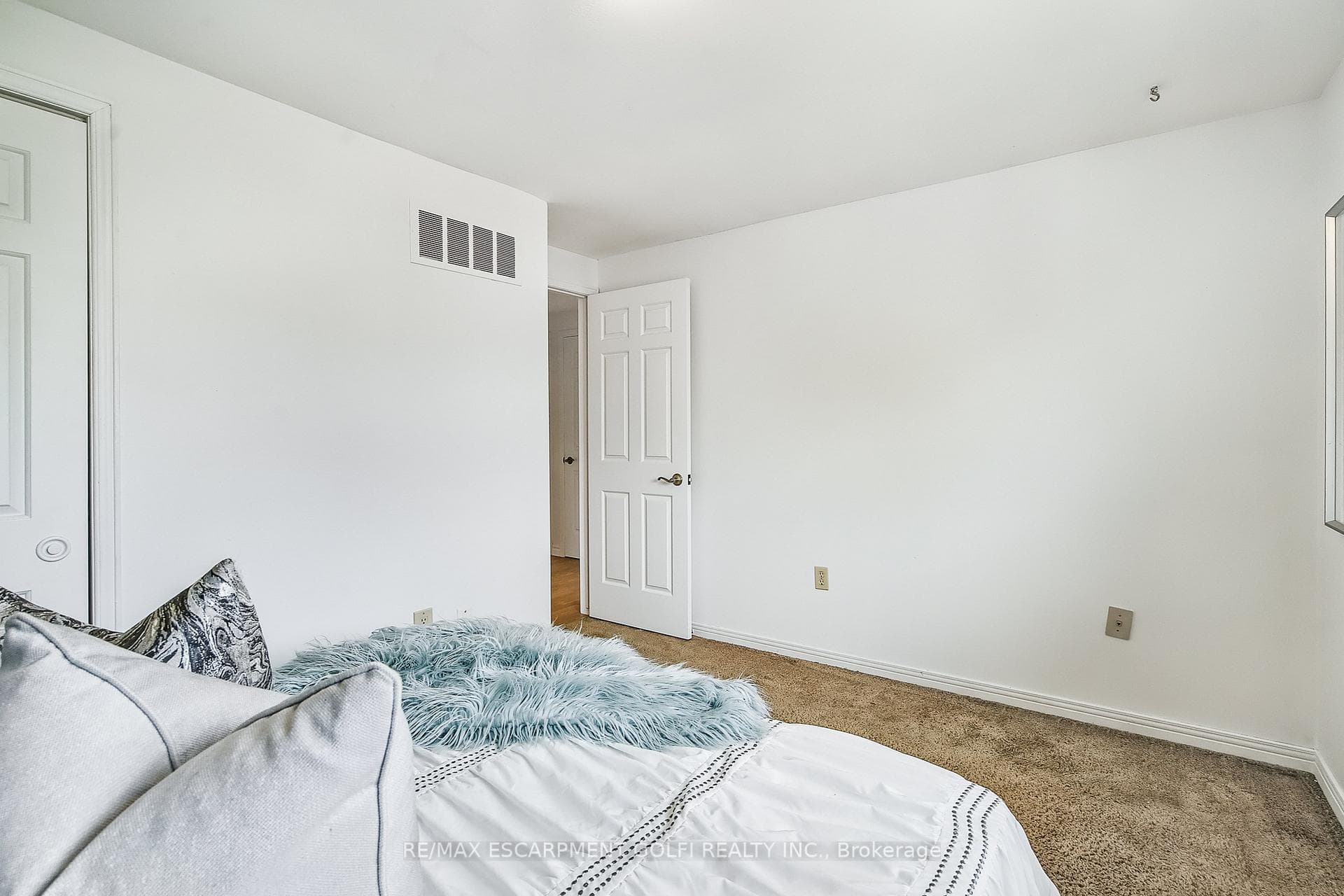 9 Valanna Court photo 18