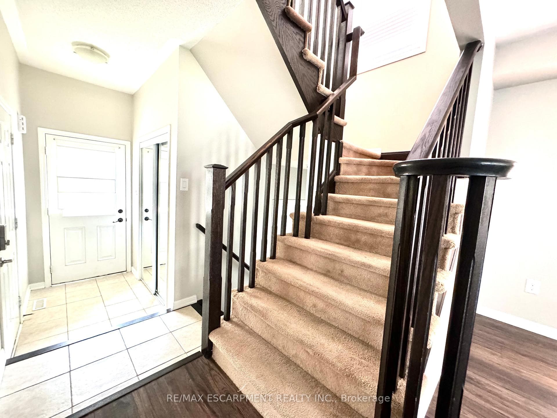 276 Woodley Crescent photo 2