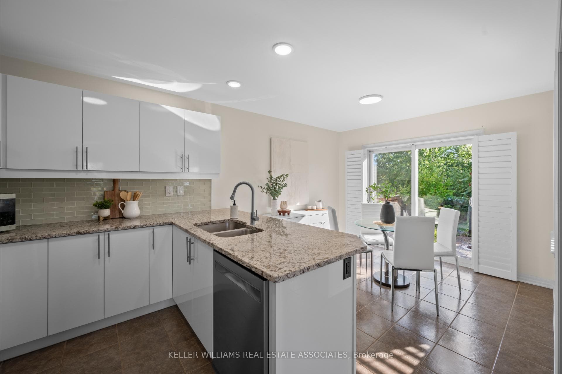 1002 Solomon Court photo 11