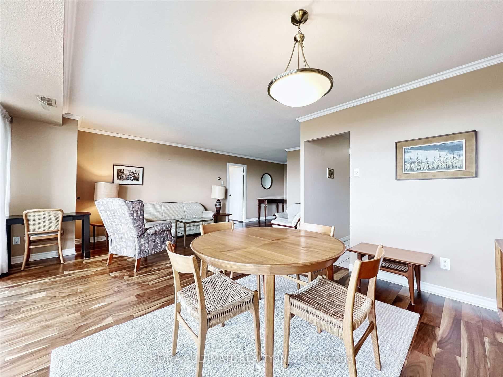 8111 Yonge Street Unit 912 photo 10