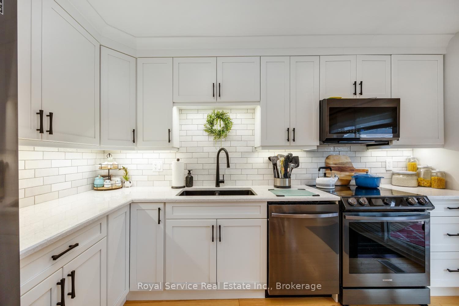 Stunning NEW kitchen!!!