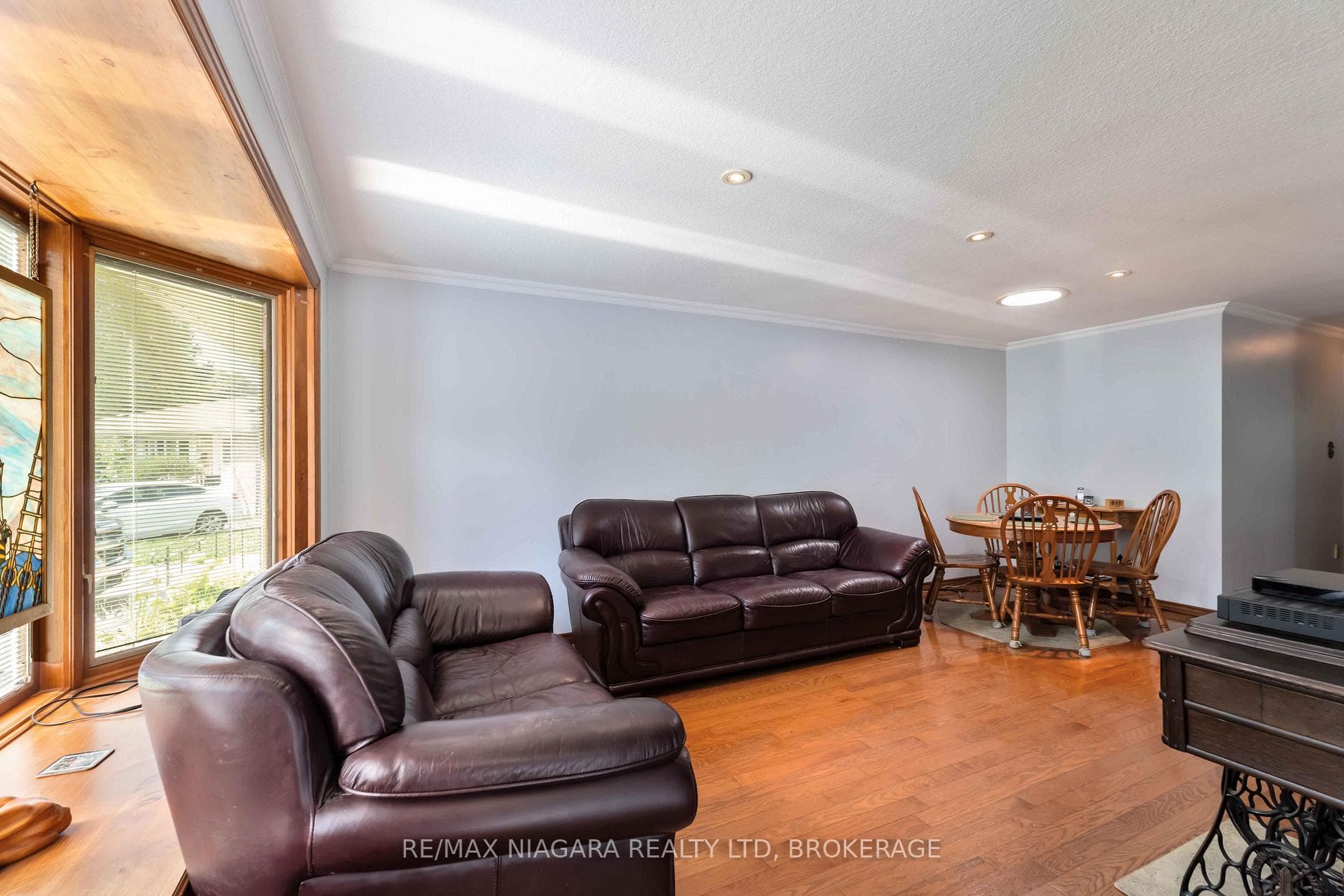 8 Huntingwood Gate photo 6