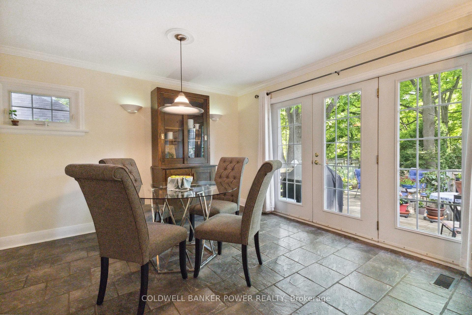 552 St George Street photo 17