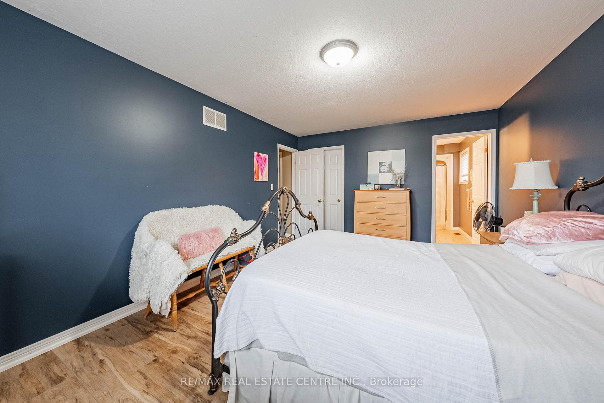 48 Sidney Crescent photo 15